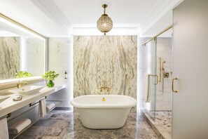 Amenidades de baño de diseñador, secadora de cabello, batas, toallas 