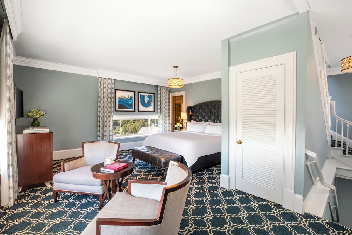 Suite, 1 trĂšs grand lit, vue baie, dans la tour