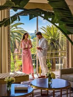 3 bars/lounges, lobby lounge