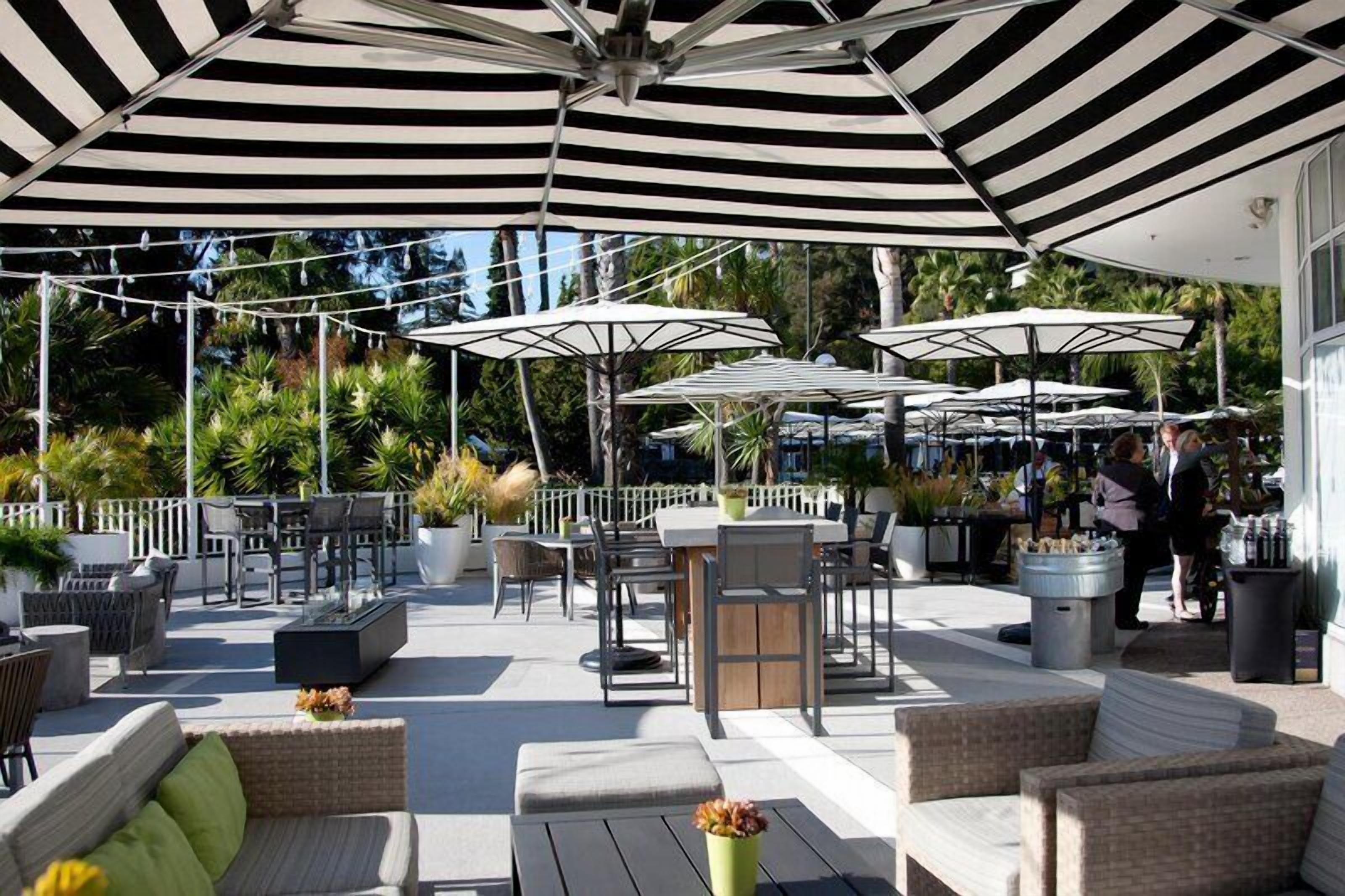 3 restaurants; breakfast, lunch, dinner, and brunch served
