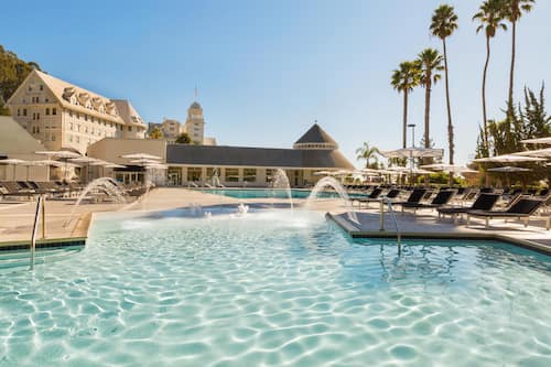 3 piscines extérieures, accès possible de 6 h à 21 h, parasols