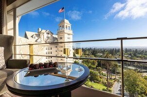 47-inch flat-screen TV with digital channels, Smart TV, table tennis