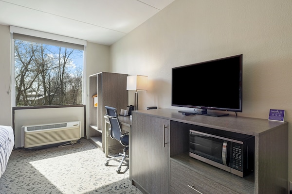 In-room safe, iron/ironing board, WiFi (free), bed sheets