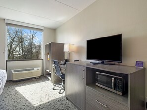 Caja de seguridad en la habitación y tabla de planchar con plancha 