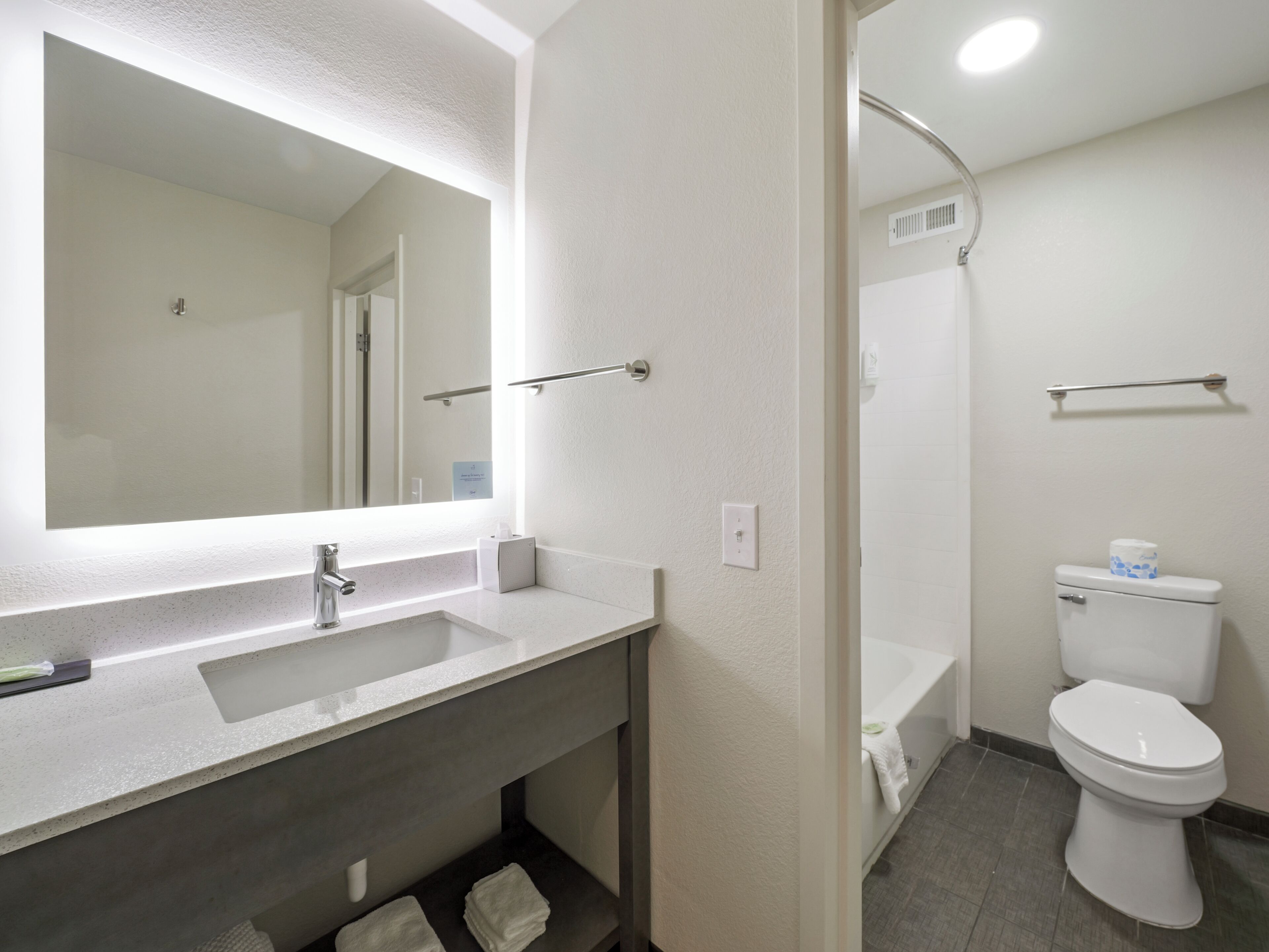 Hydromassage showerhead, free toiletries, hair dryer, towels