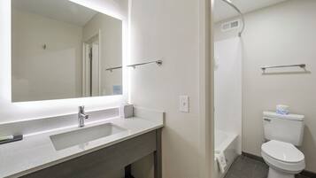 Hydromassage showerhead, free toiletries, hair dryer, towels