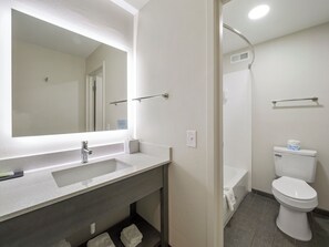 Hydromassage showerhead, free toiletries, hair dryer, towels