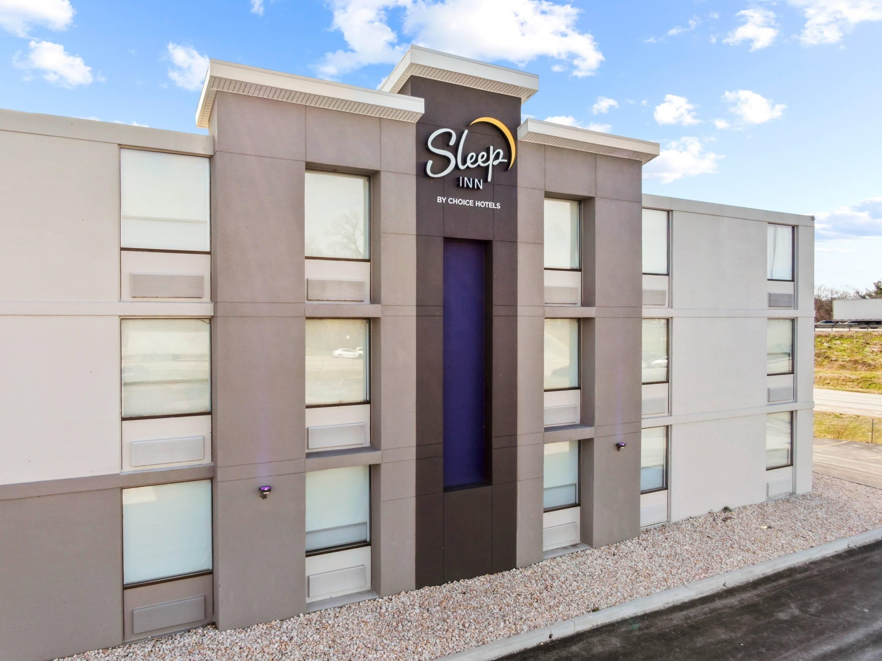 Edificio de Sleep Inn, una marca de Choice Hotels, con un diseño moderno, grandes ventanales y una entrada destacada.