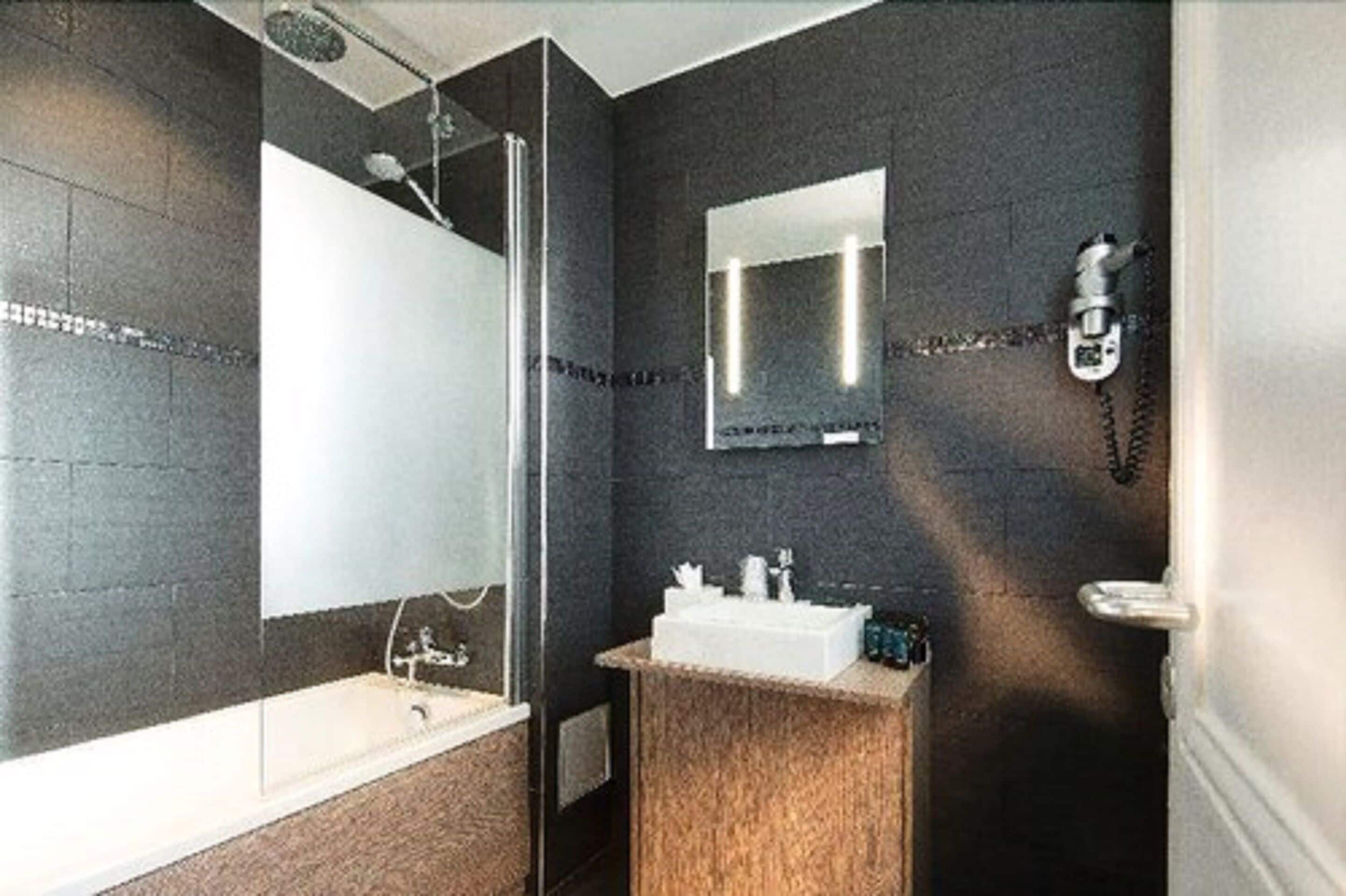 triple room | minibar, in-room safe, desk, blackout curtains