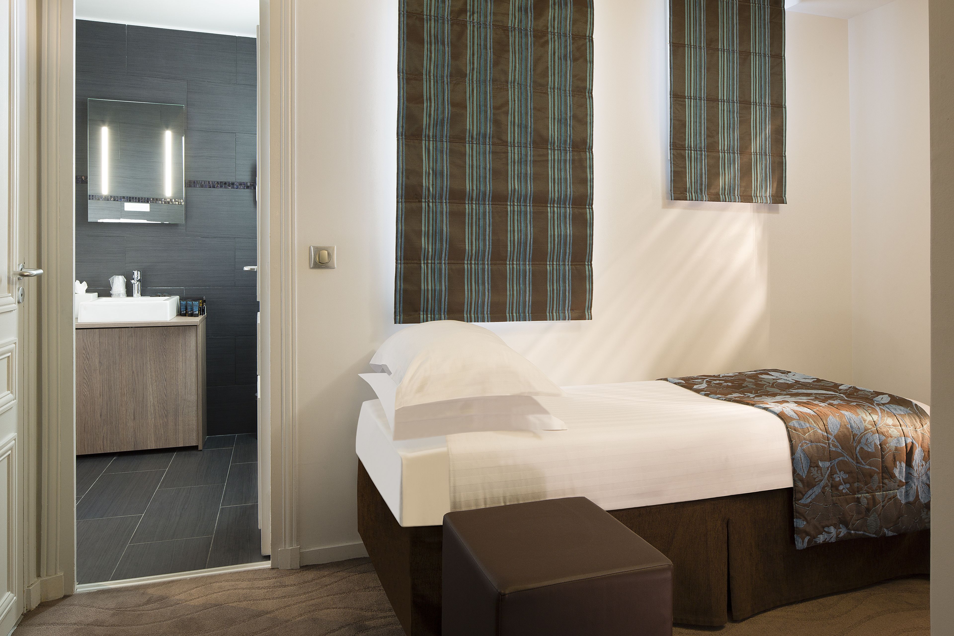 triple room | minibar, in-room safe, desk, blackout curtains