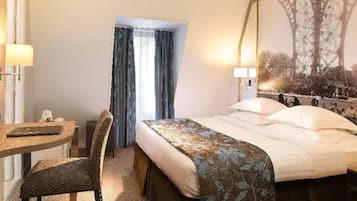 Minibar, pengeskab på værelset, skrivebord, mørklægningsgardiner