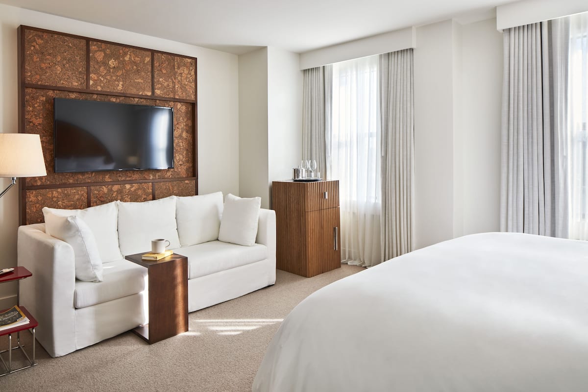 Premier Corner King | Italienske Frette-laken, sengetøy av topp kvalitet, dundyner og minibar