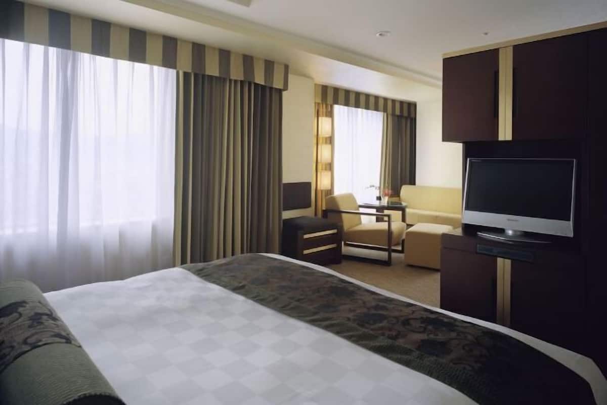 Premium bedding, down duvets, minibar, in-room safe
