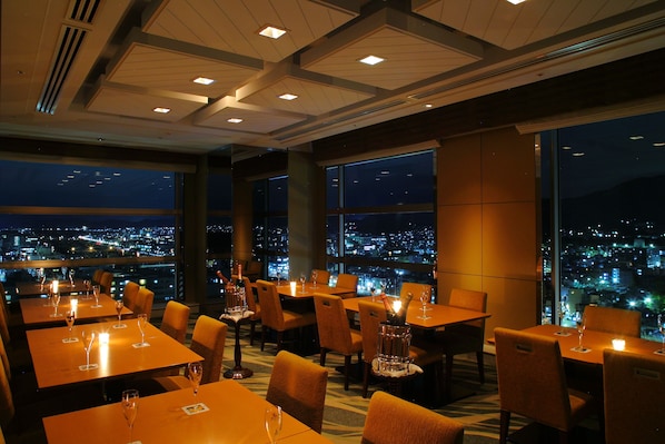 5 restaurants, breakfast, lunch, dinner served; Japanese cuisine