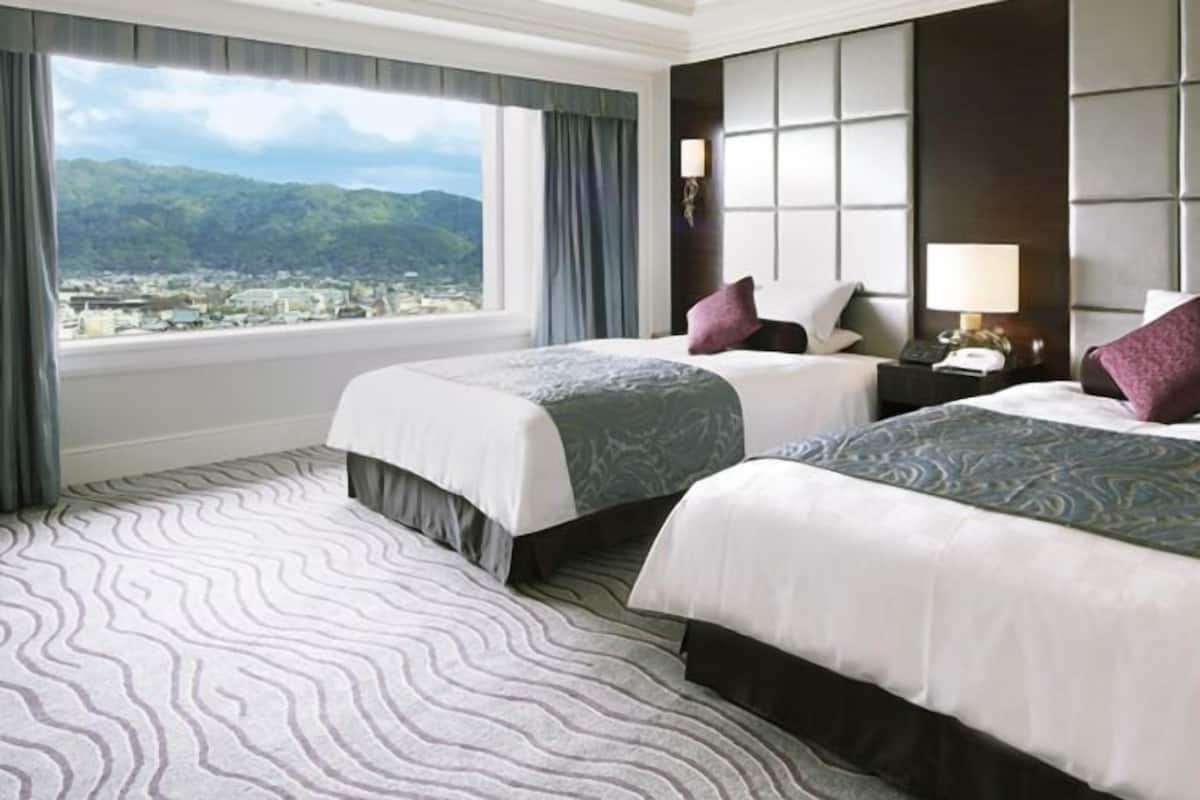 Premium bedding, down duvets, minibar, in-room safe