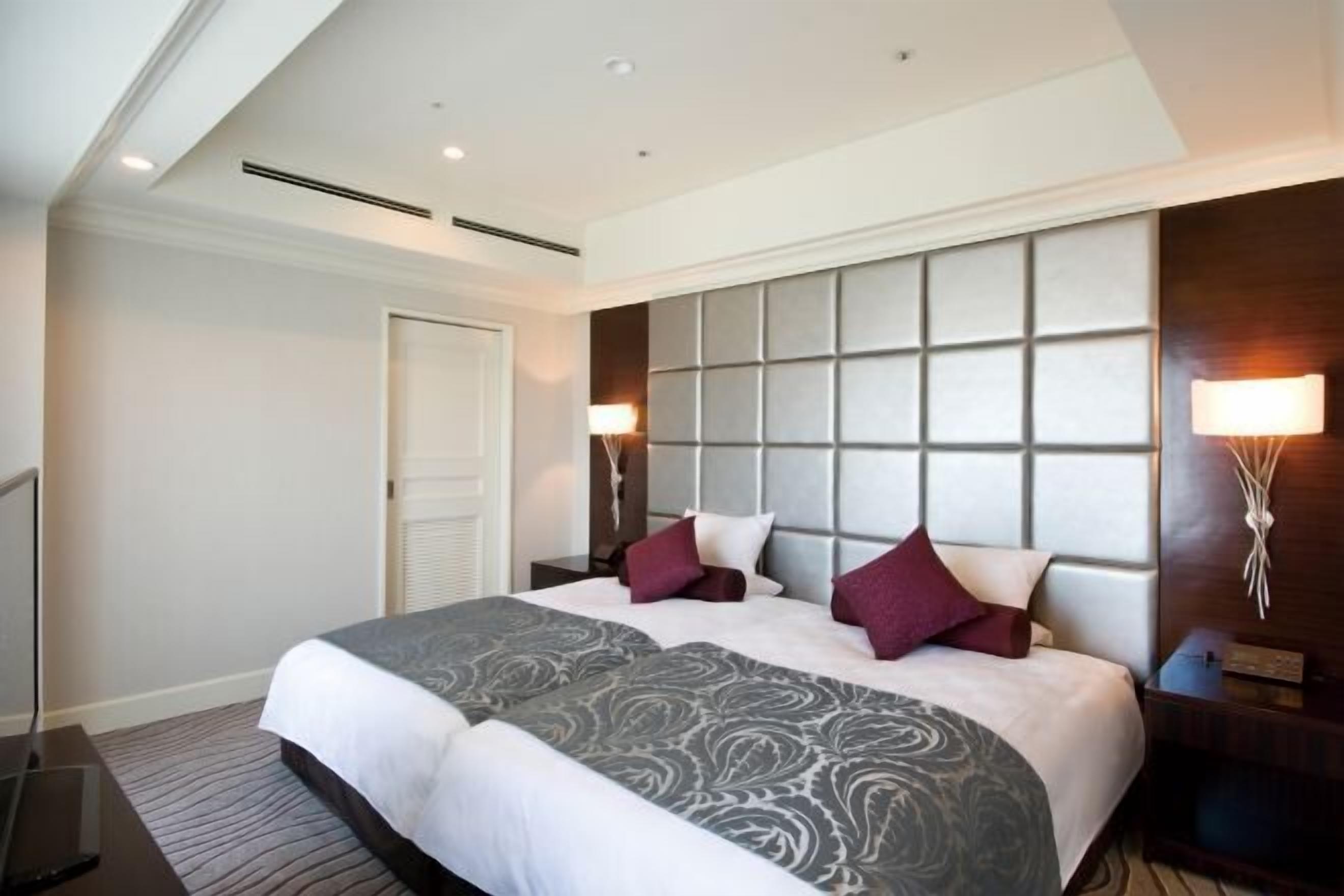 Premium bedding, down duvets, minibar, in-room safe