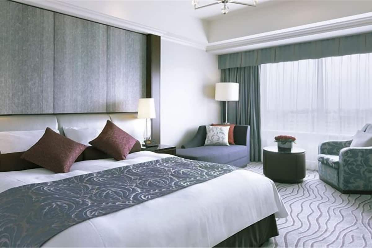 Premium bedding, down duvets, minibar, in-room safe