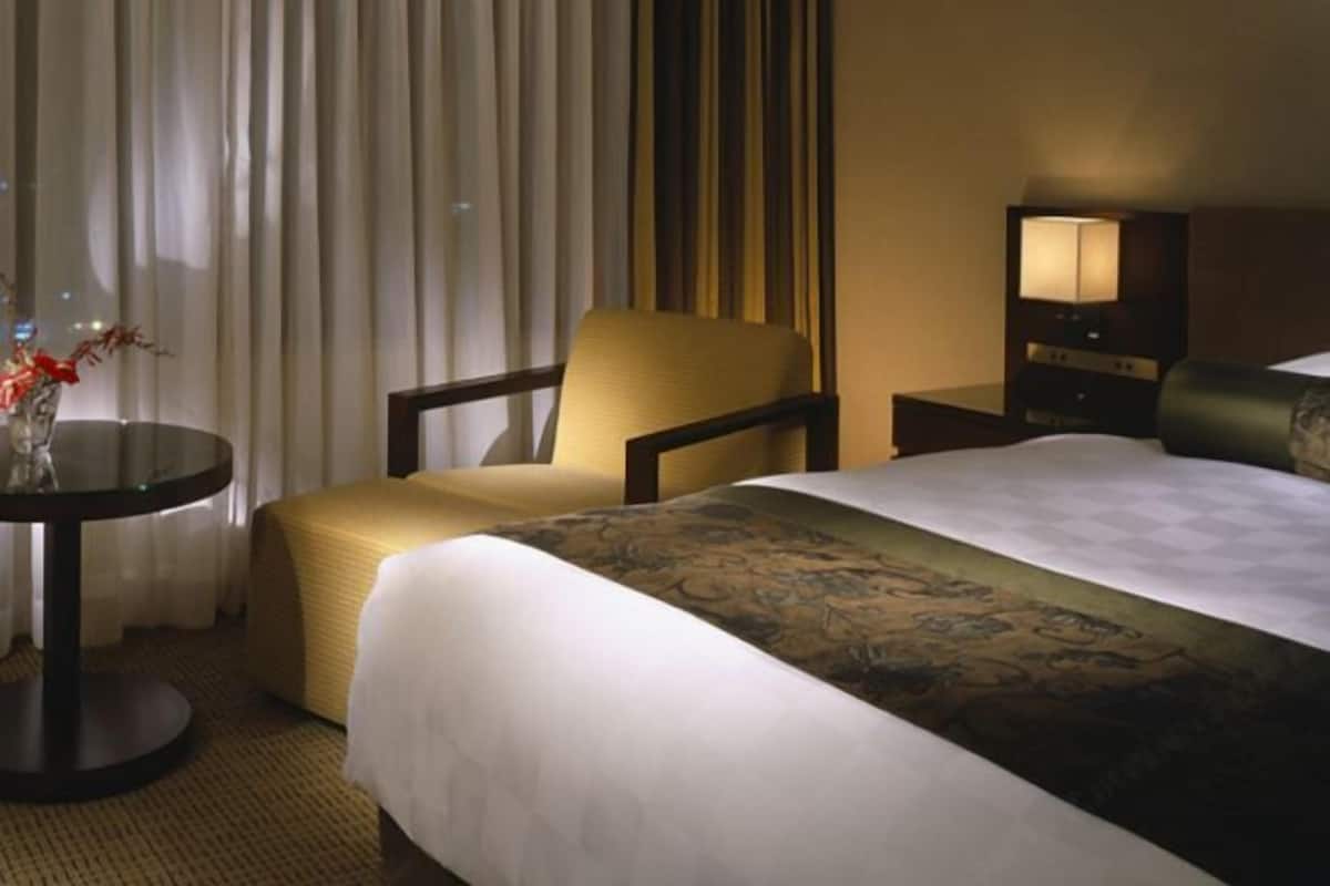 Premium bedding, down duvets, minibar, in-room safe