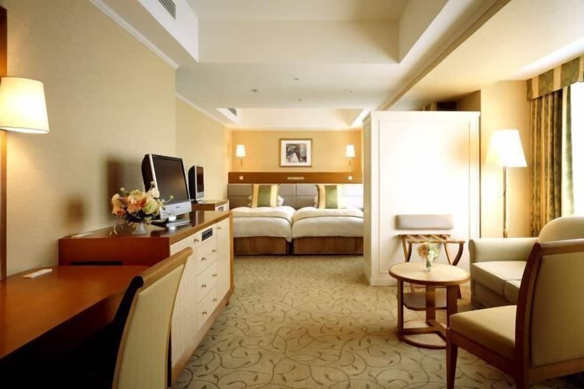Premium bedding, down duvets, minibar, in-room safe