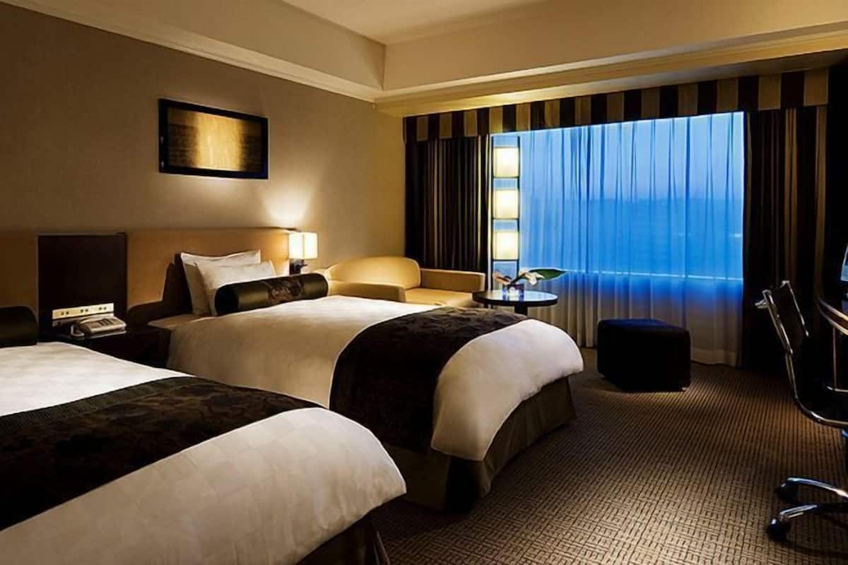 Premium bedding, down duvets, minibar, in-room safe