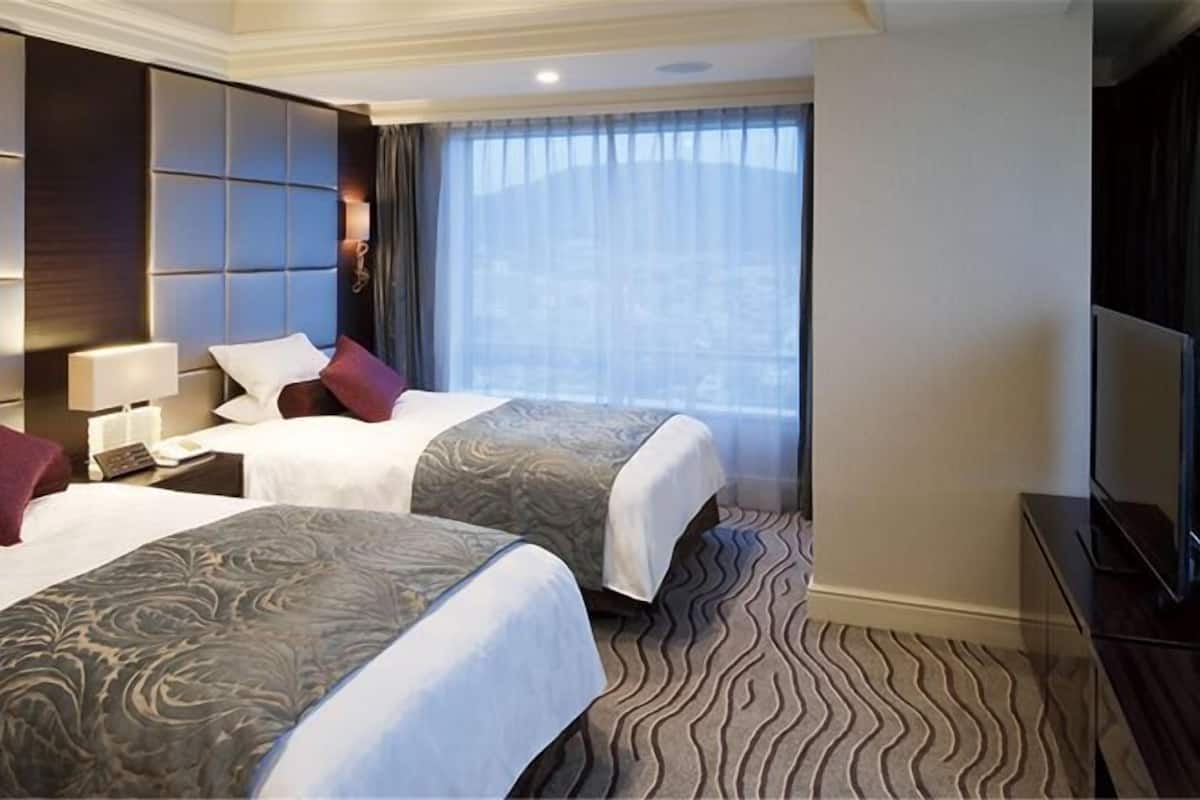 Premium bedding, down duvets, minibar, in-room safe