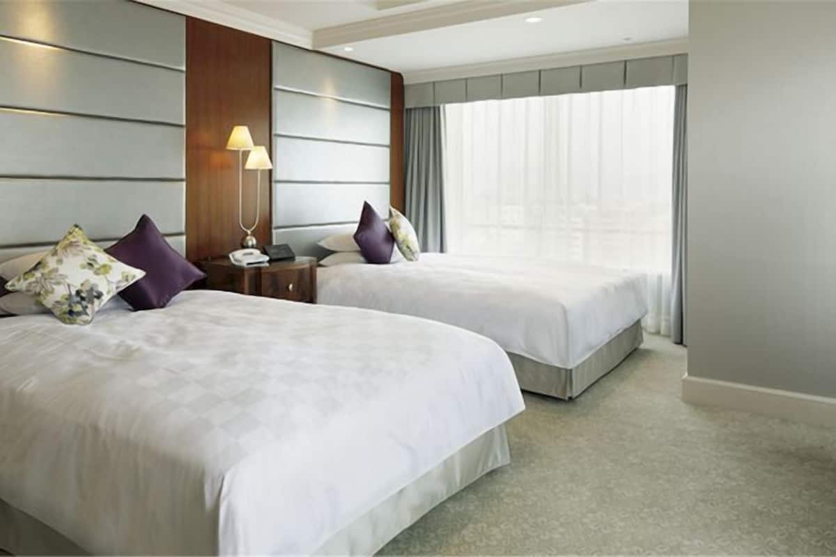 Premium bedding, down duvets, minibar, in-room safe
