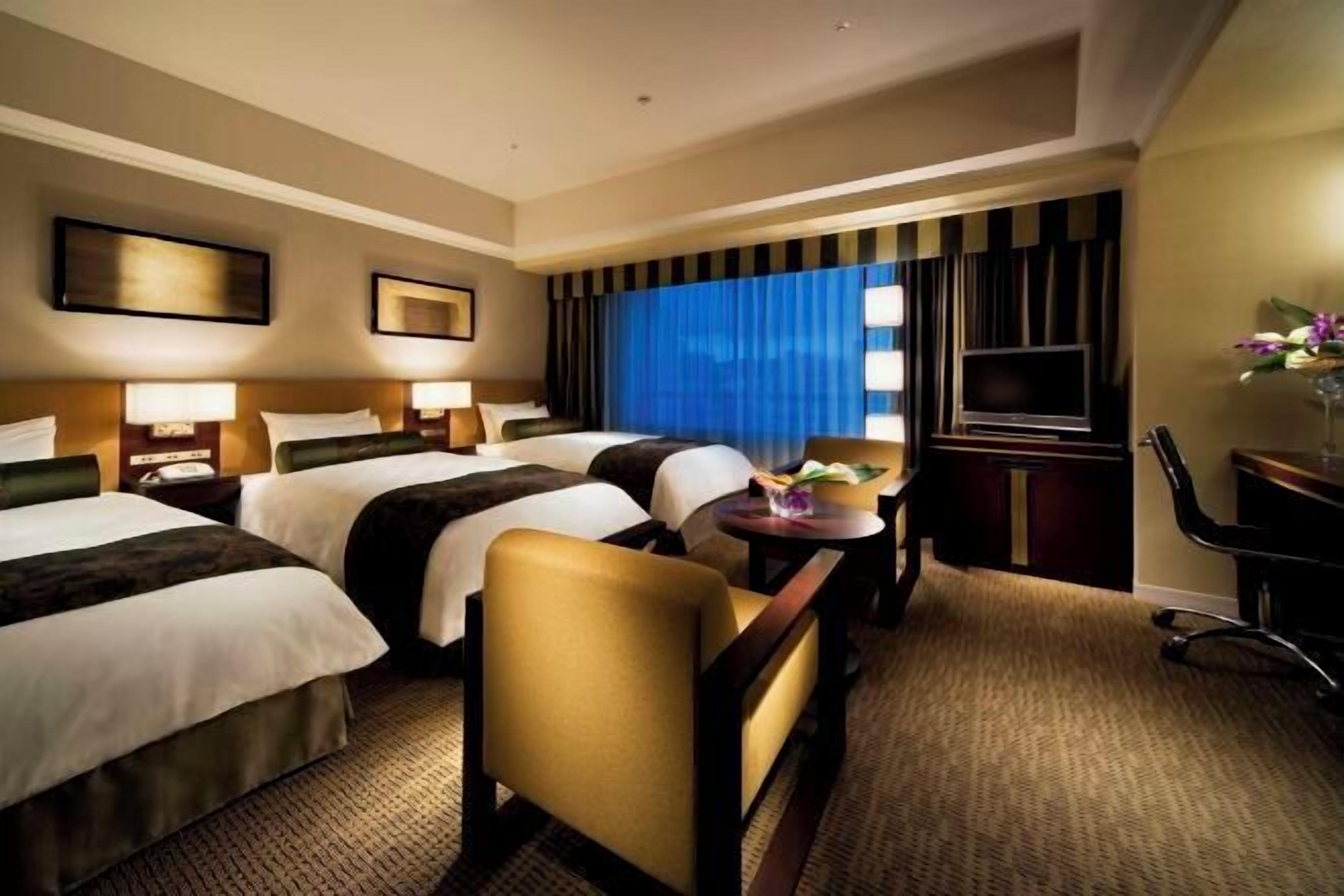 Bộ đồ giường cao cấp, chăn bông, minibar, két bảo mật tại phòng 