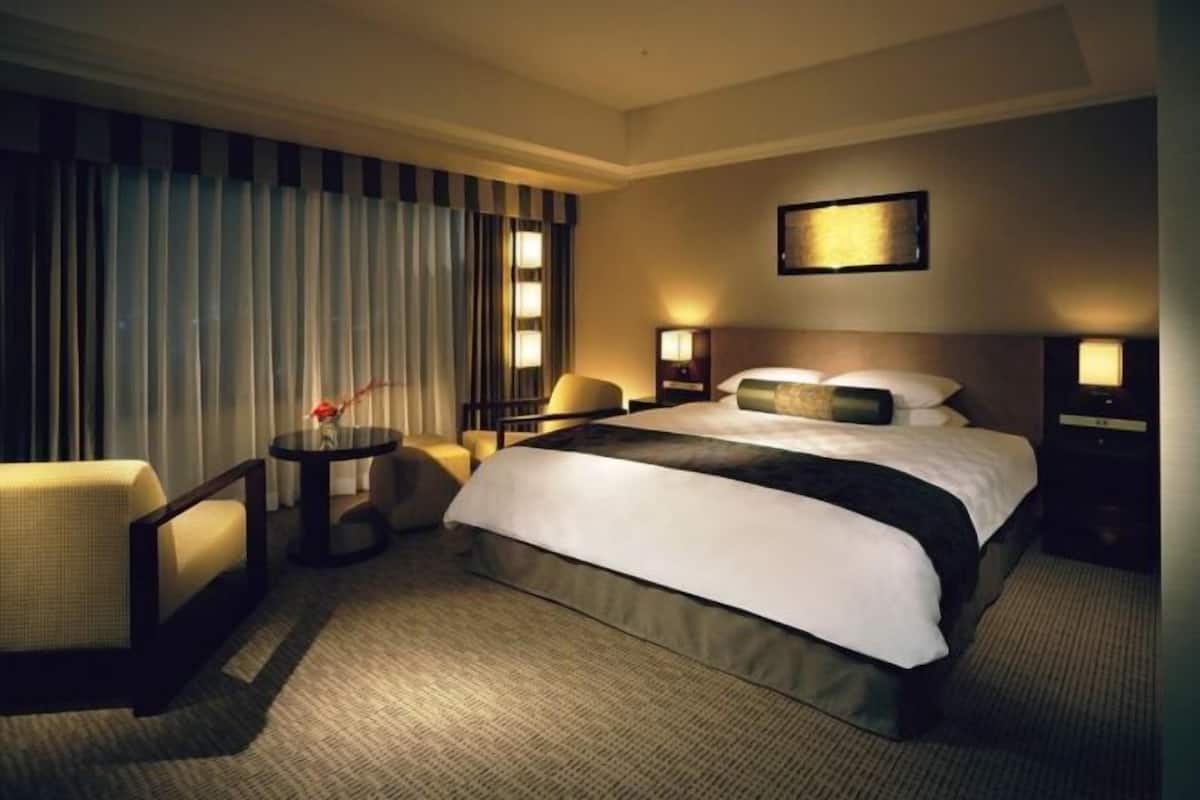 Premium bedding, down duvets, minibar, in-room safe