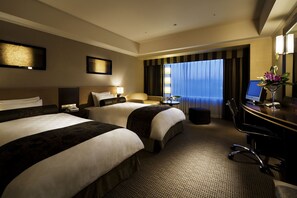Premium bedding, down duvets, minibar, in-room safe