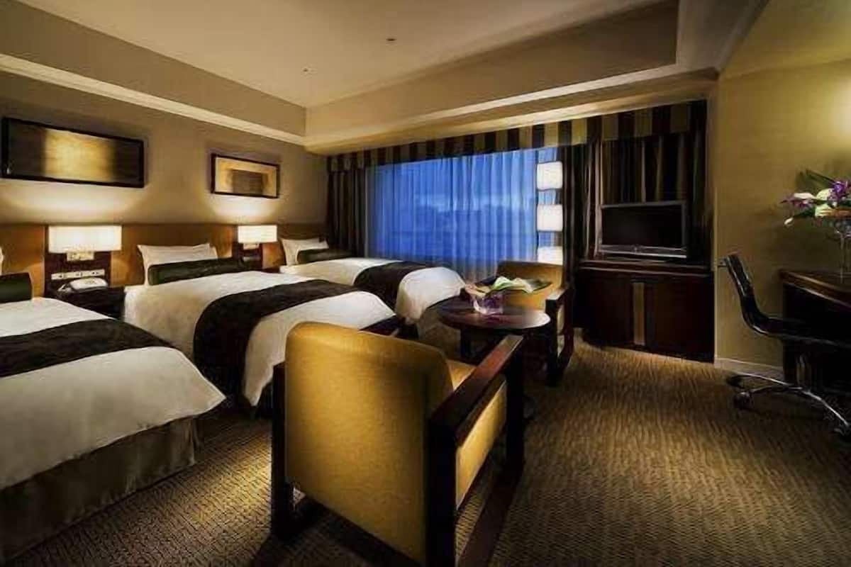 Premium bedding, down duvets, minibar, in-room safe