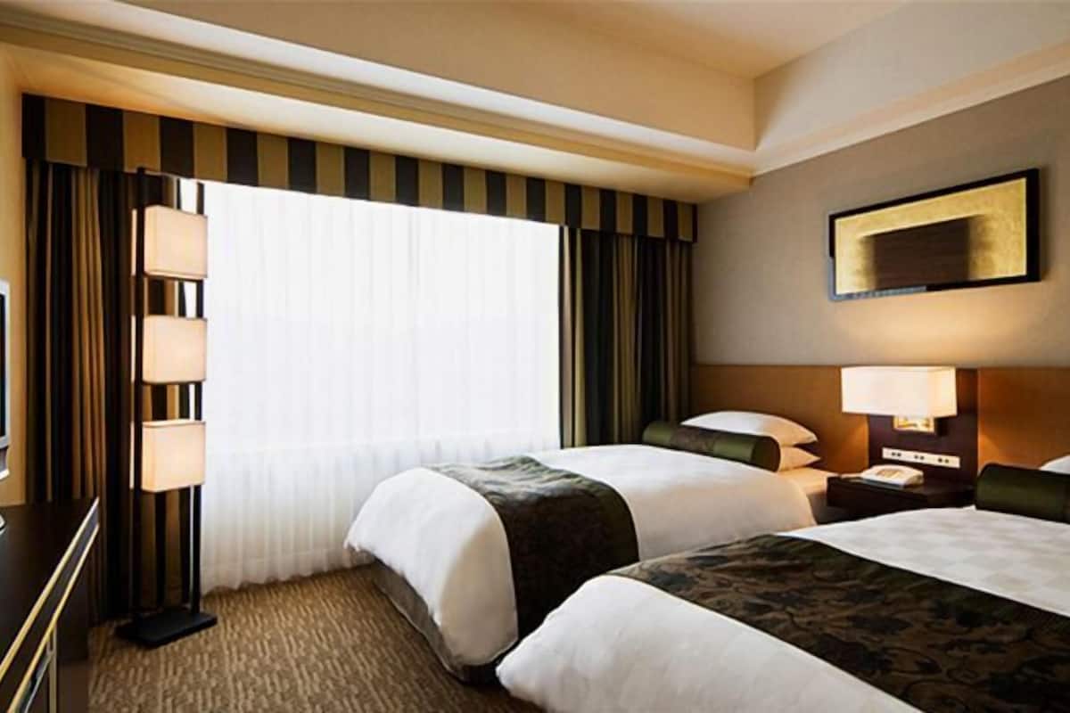 Premium bedding, down duvets, minibar, in-room safe