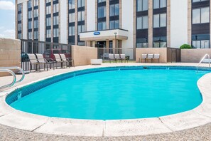 Una piscina al aire libre de temporada