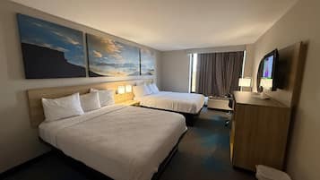 Kamar, 2 Tempat Tidur Queen, Bebas Asap Rokok | Meja kerja, Wi-Fi gratis, dan seprai linen