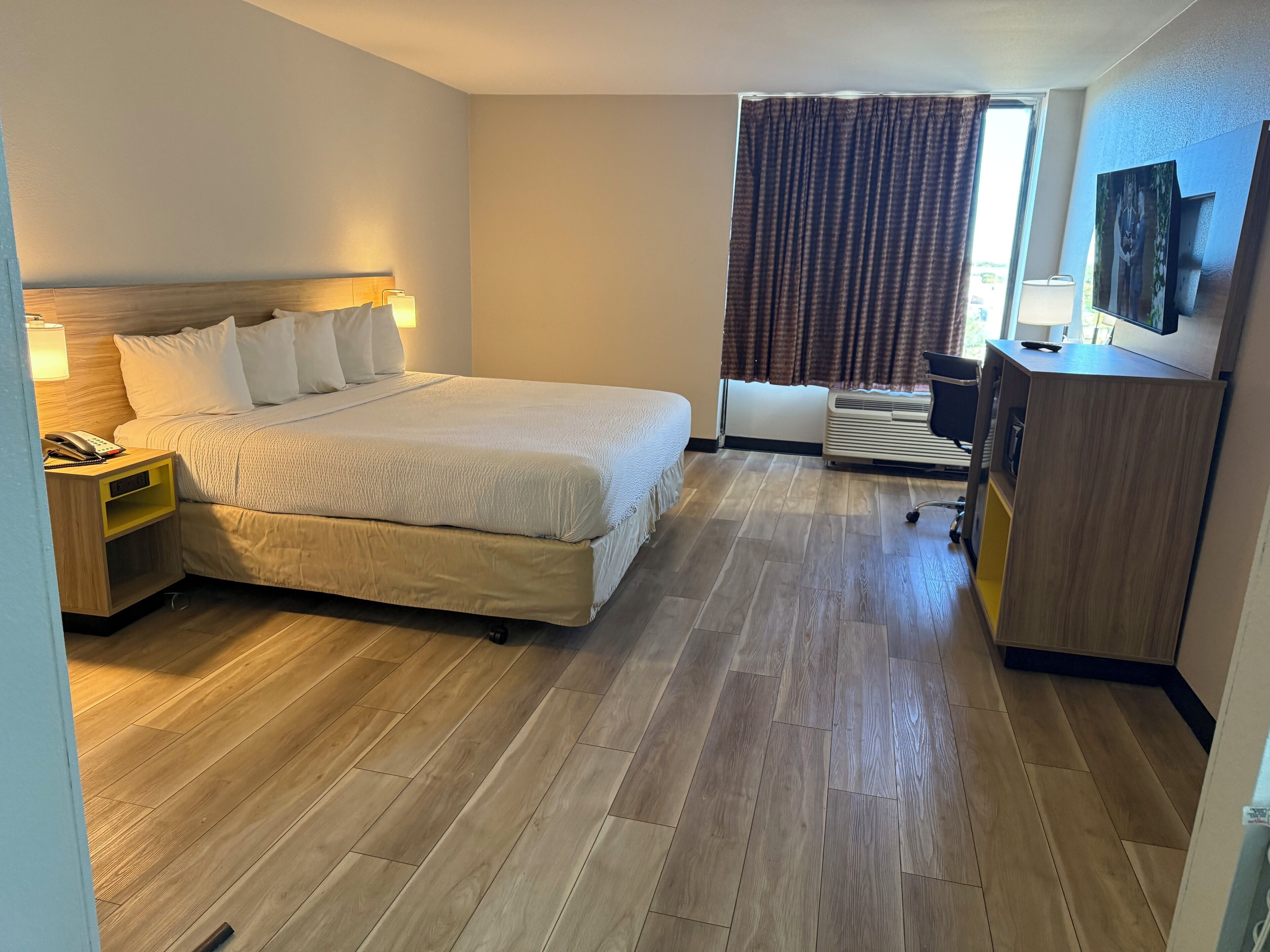 Deluxe Room, 1 King Bed, Non Smoking