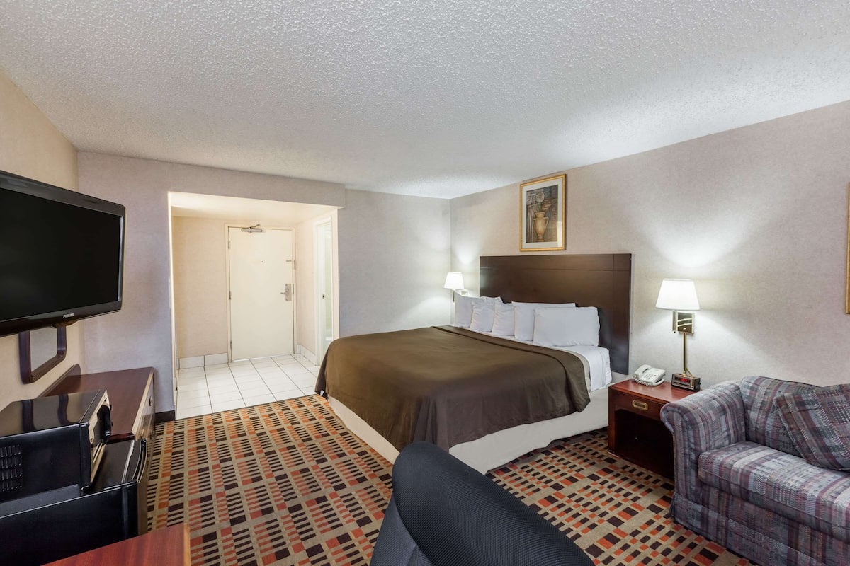 Desk, free WiFi, bed sheets
