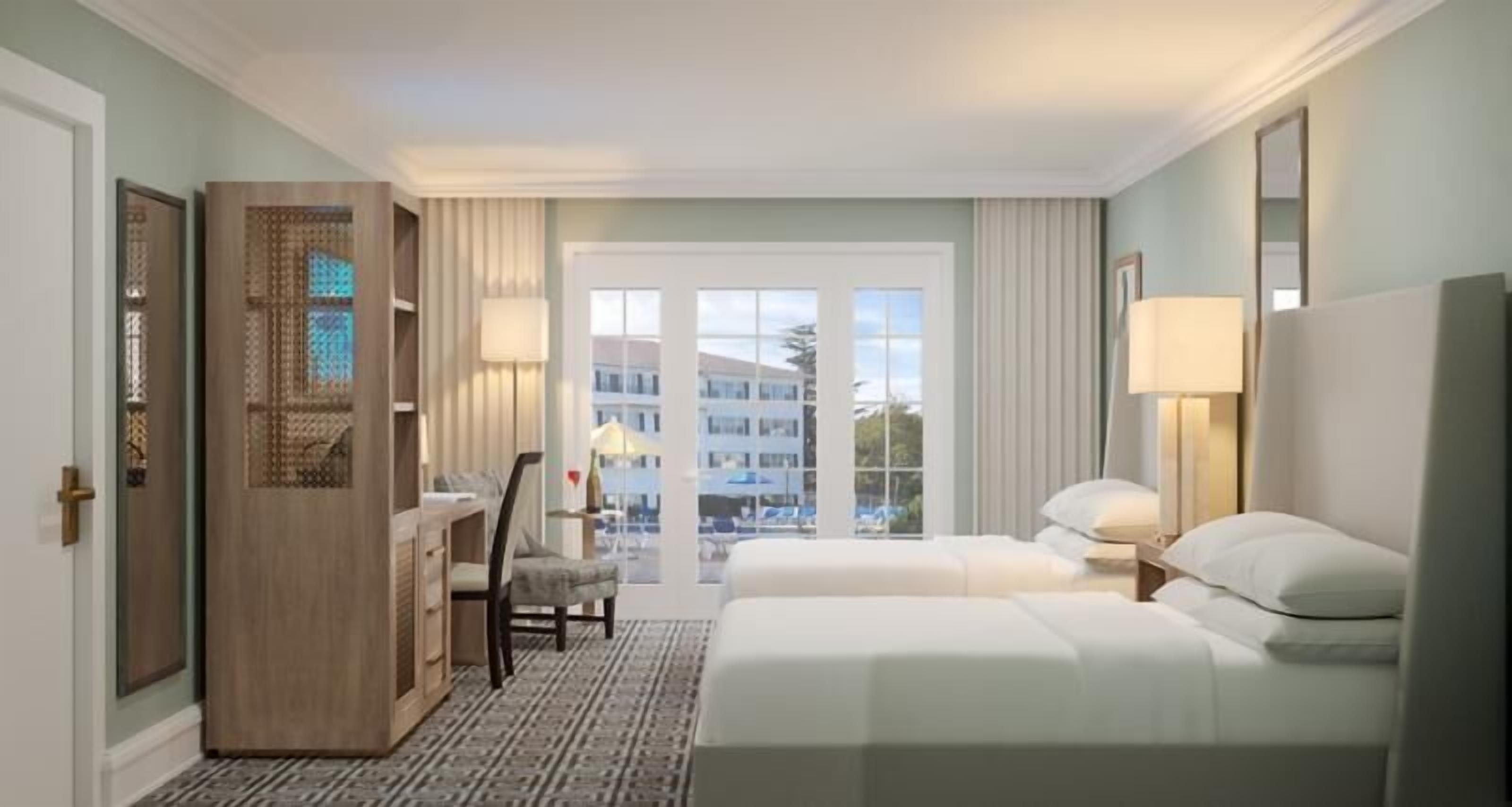 Ropa de cama de alta calidad y caja de seguridad en la habitación 