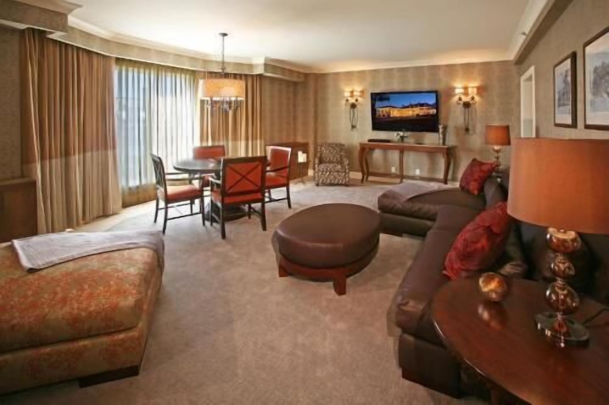 Woonruimte | Een 55-inch lcd-televisie met kabelzenders en smart-tv