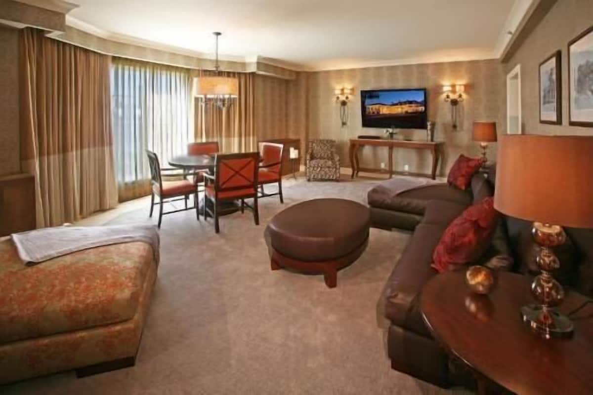 Living area | 55-inch LCD TV with cable channels, Smart TV