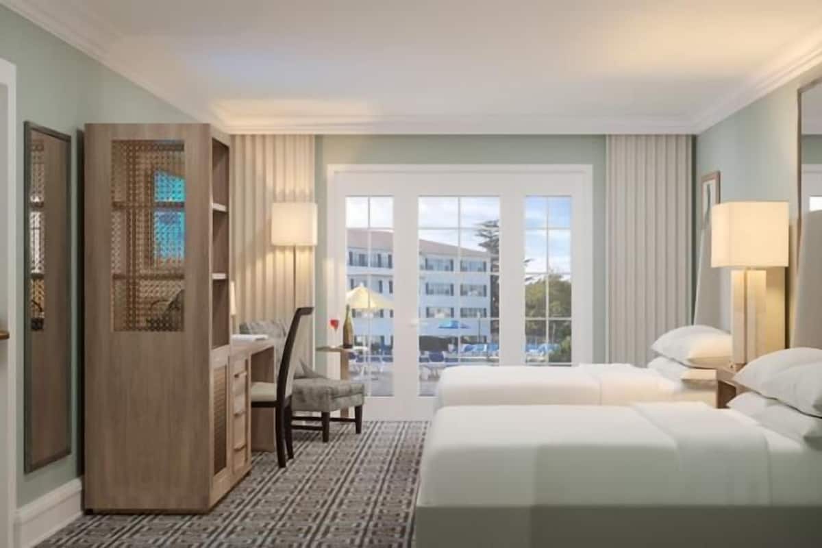 Premium bedding, in-room safe, individually decorated