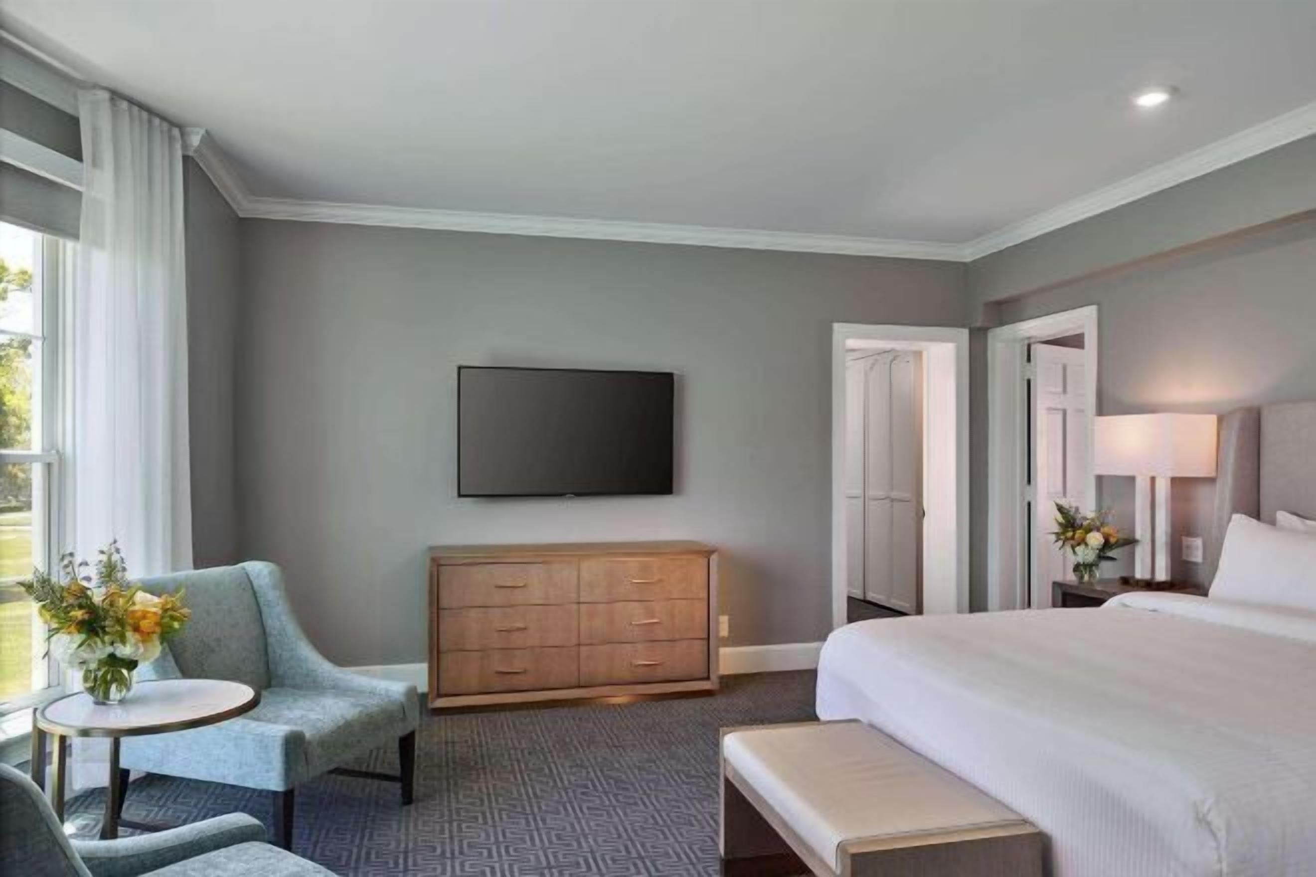 Ropa de cama de alta calidad y caja de seguridad en la habitación 