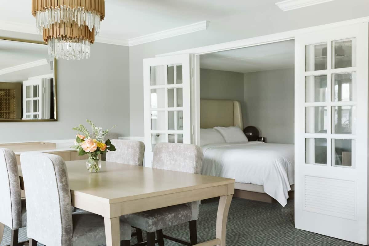 Premium bedding, in-room safe, individually decorated