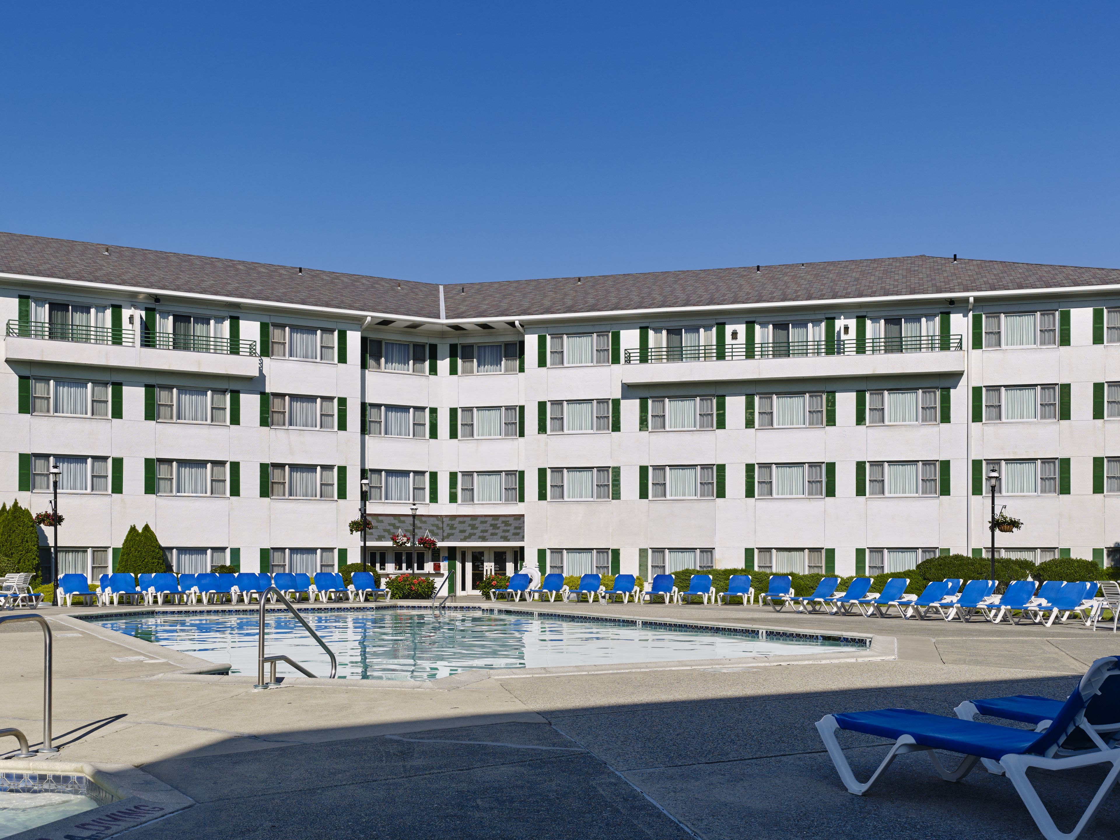 Innenpool, Außenpool (je nach Saison geöffnet), Sonnenschirme