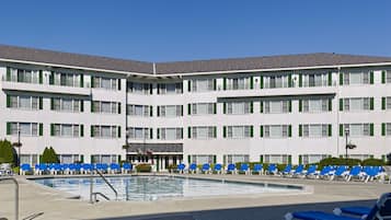 Innenpool, Außenpool (je nach Saison geöffnet), Sonnenschirme