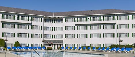 Innenpool, Außenpool (je nach Saison geöffnet), Sonnenschirme