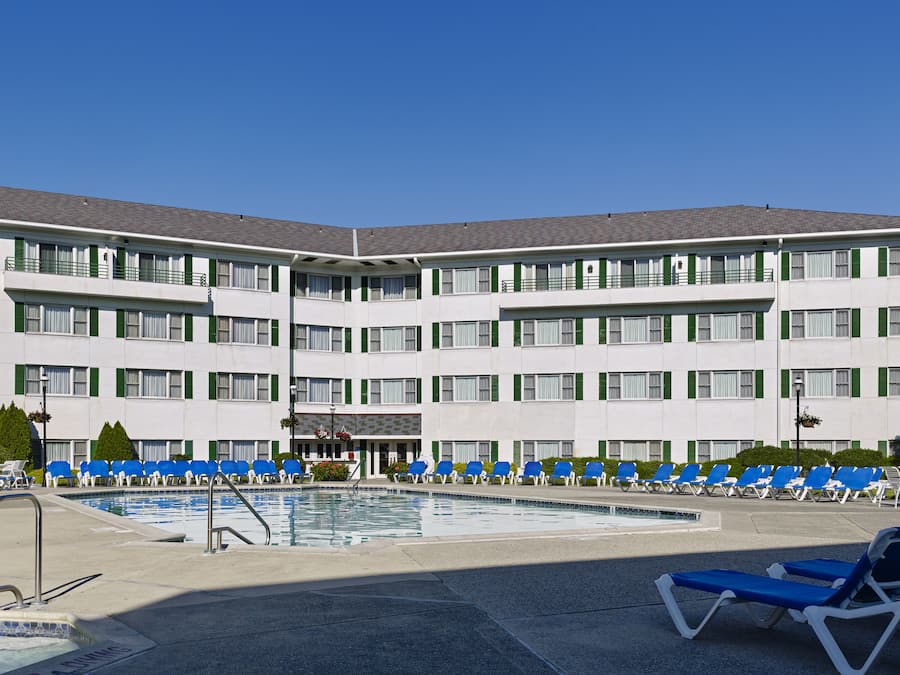 Innenpool, Außenpool (je nach Saison geöffnet), Sonnenschirme