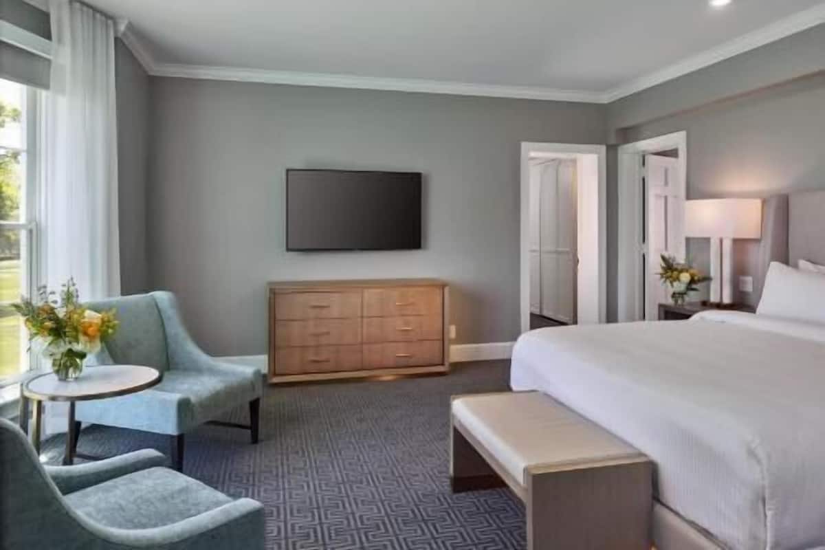 Premium bedding, in-room safe, individually decorated