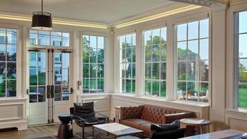 2 bars/lounges, lobby lounge