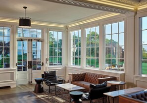 2 bars/lounges, lobby lounge