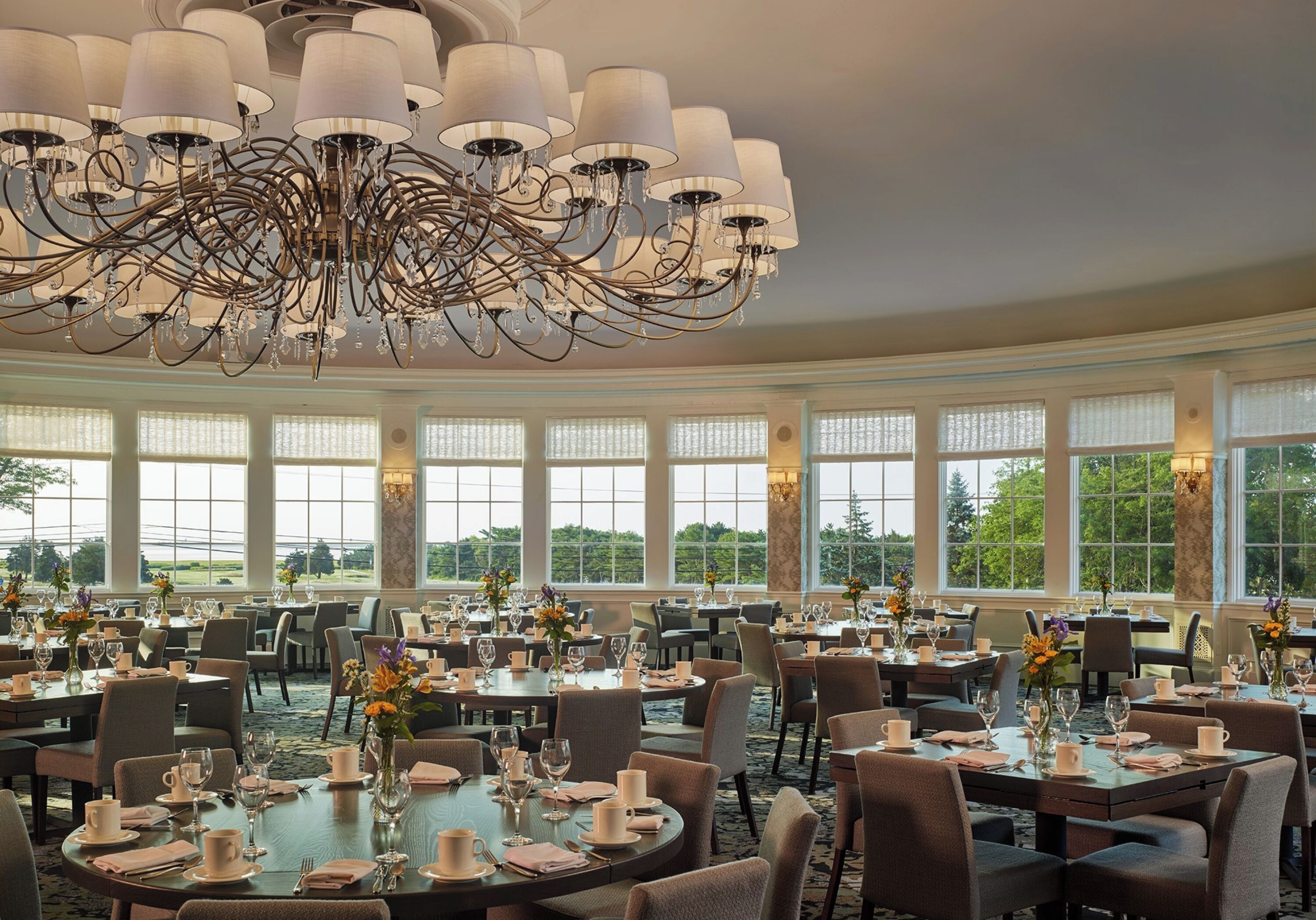 2 間餐廳，供應早餐、午餐和晚餐，美國料理