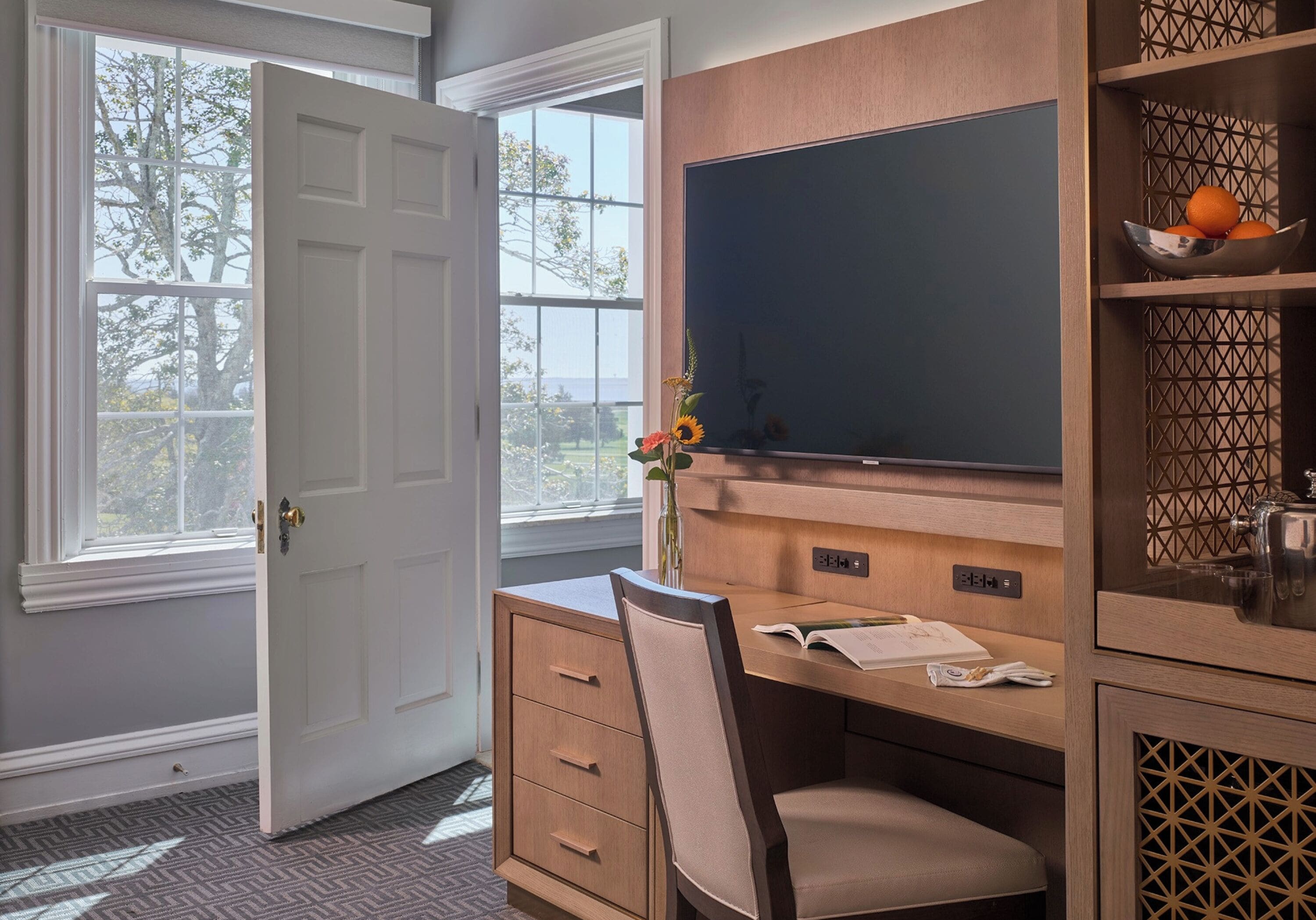 Premier-sviitti | Ylelliset vuodevaatteet, tallelokero huoneessa